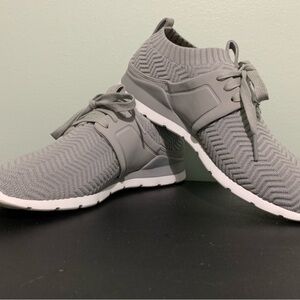 Gray Ugg Willows Women’s Sneakers 7.5